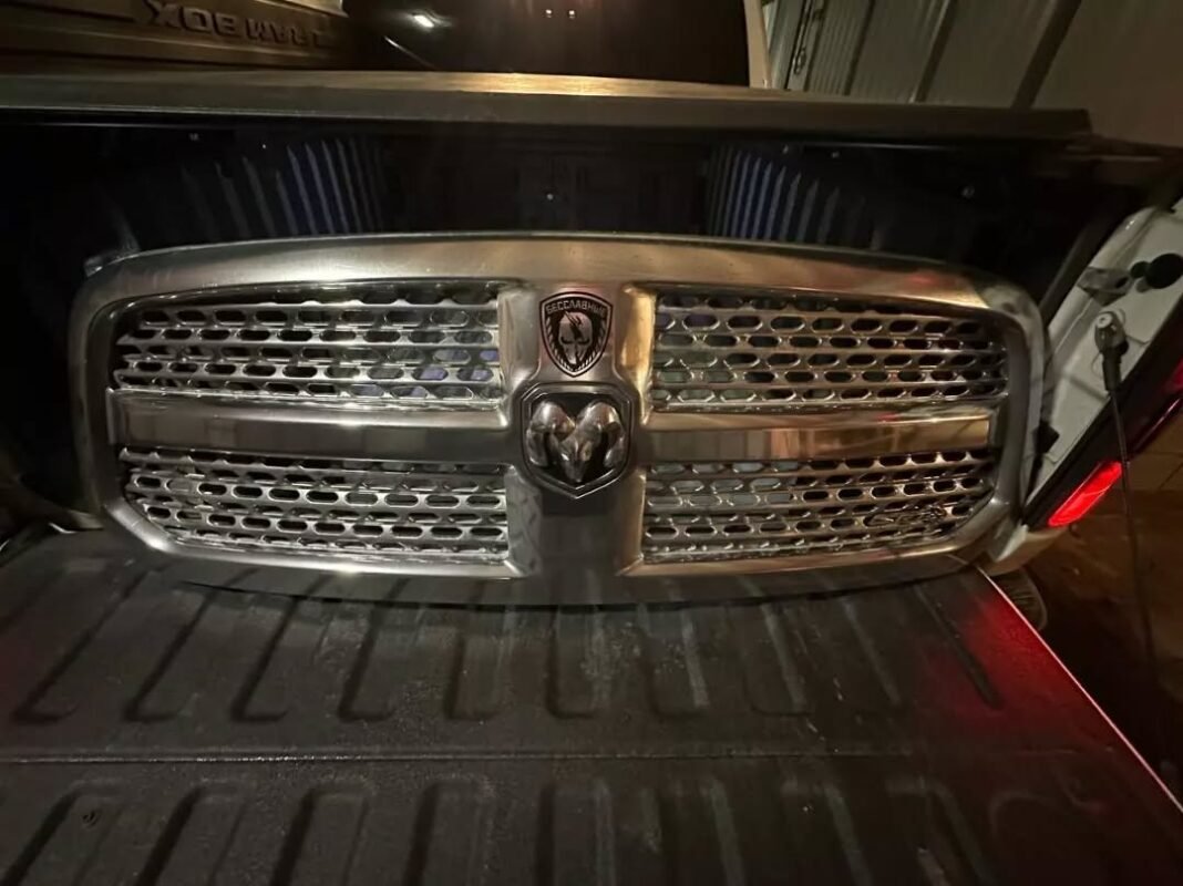 Ram 1500 radiator grille IV